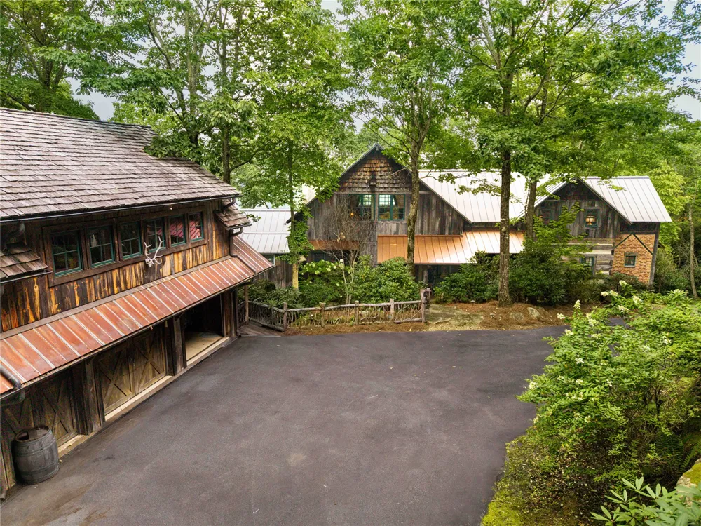 230 Toxaway Drive Lake Toxaway, NC 28747