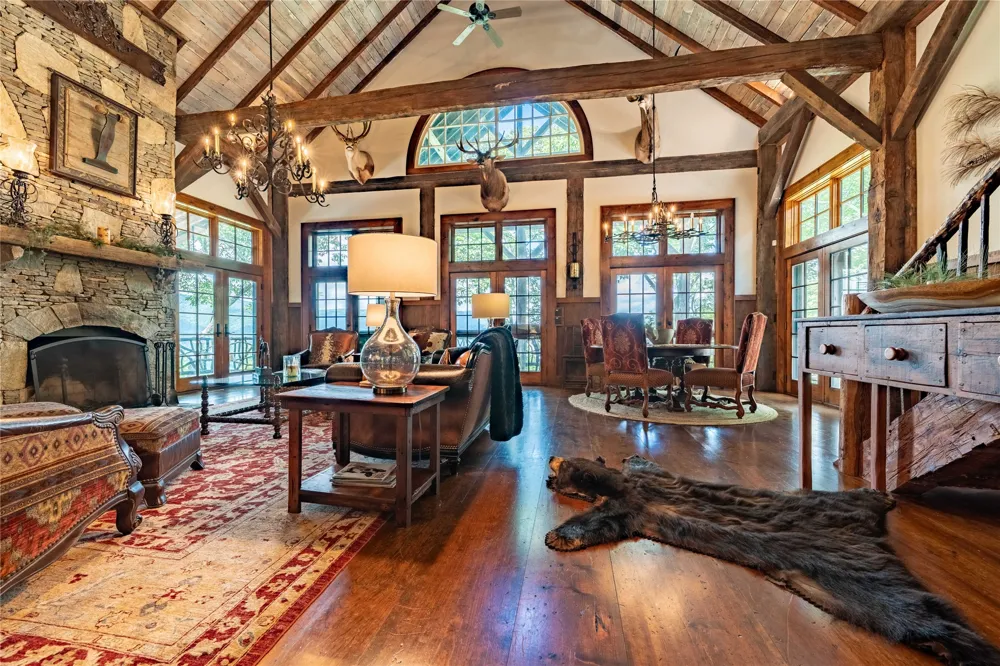 230 Toxaway Drive Lake Toxaway, NC 28747
