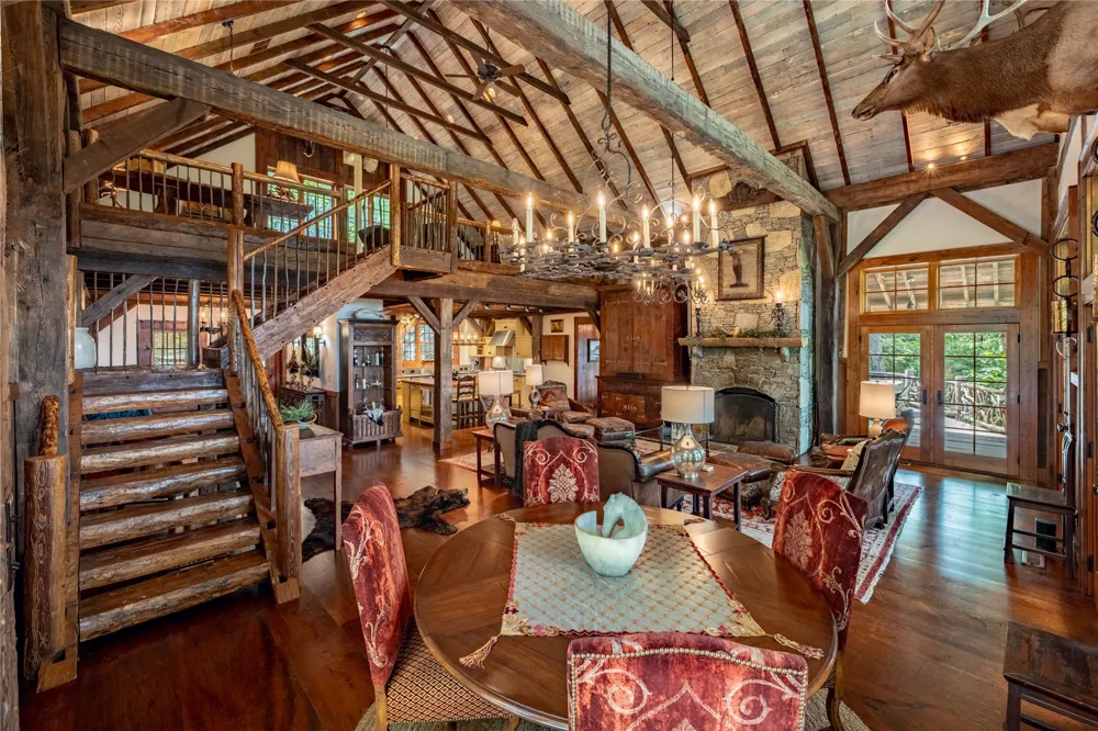 230 Toxaway Drive Lake Toxaway, NC 28747