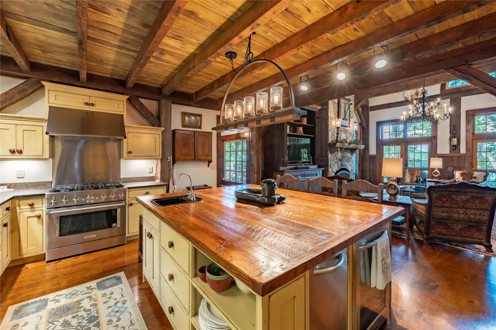 230 Toxaway Drive Lake Toxaway, NC 28747