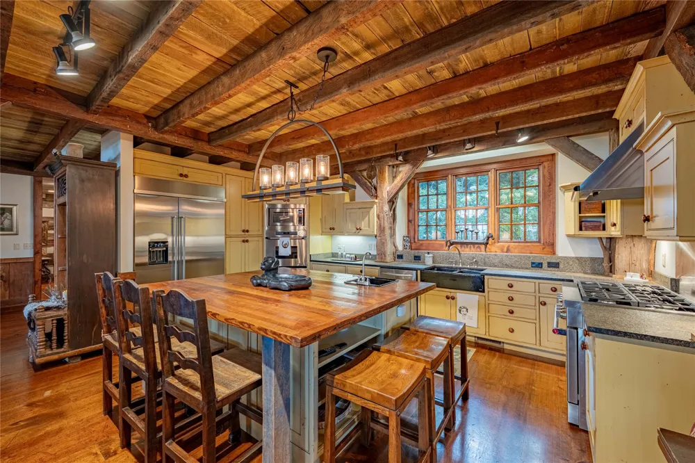 230 Toxaway Drive Lake Toxaway, NC 28747