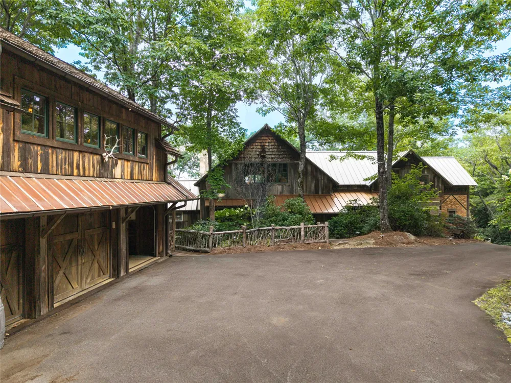 230 Toxaway Drive Lake Toxaway, NC 28747