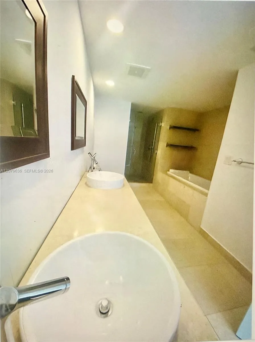 475 Brickell Ave #2915 Miami, FL 33131