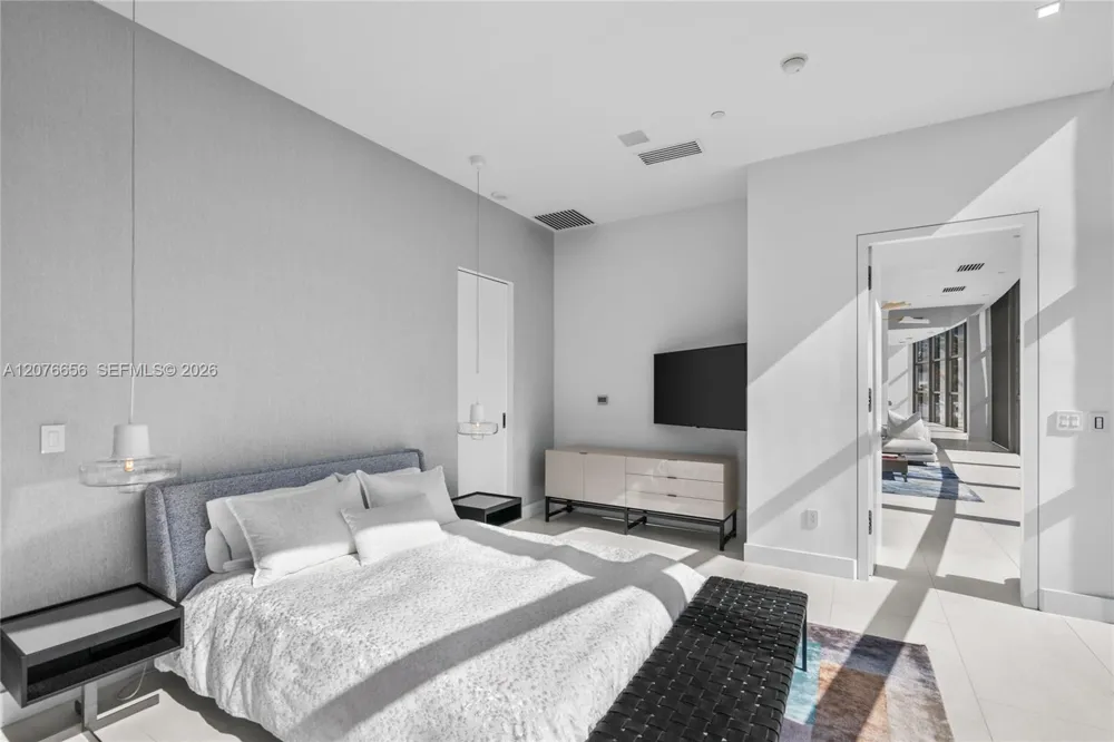 5875 Collins Ave #401 Miami Beach, FL 33140