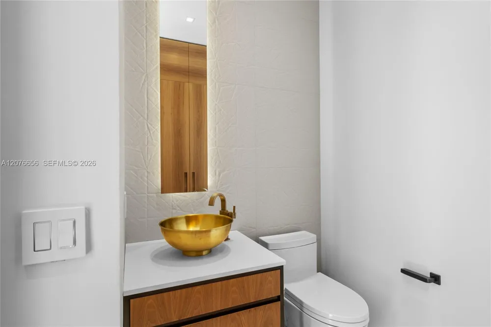 5875 Collins Ave #401 Miami Beach, FL 33140