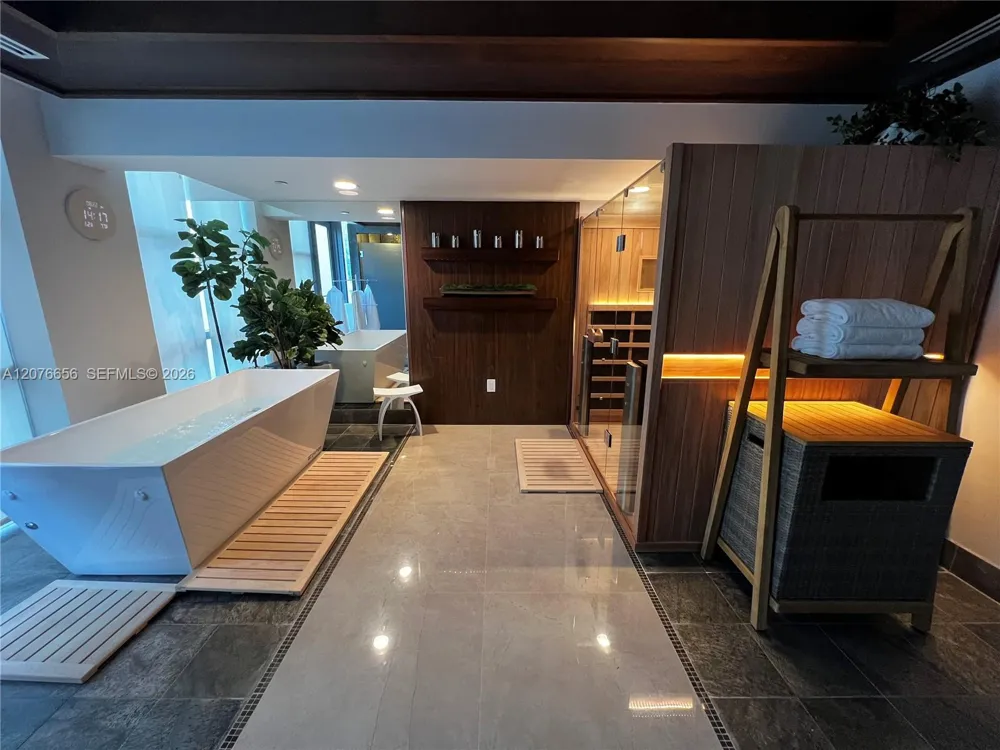 5875 Collins Ave #401 Miami Beach, FL 33140