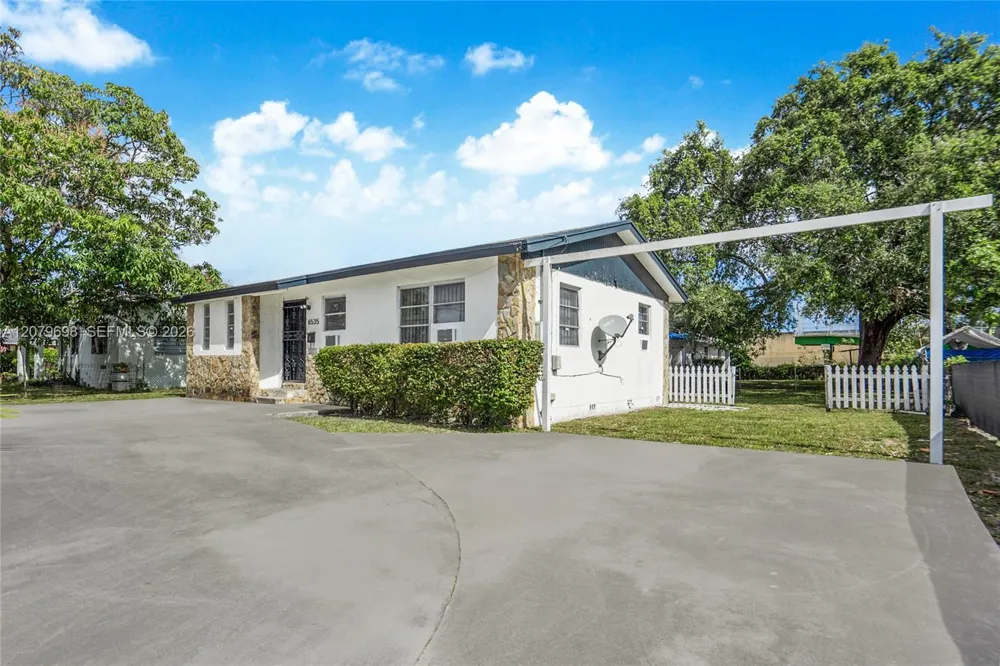 6535 NW 6th Ave Miami, FL 33150