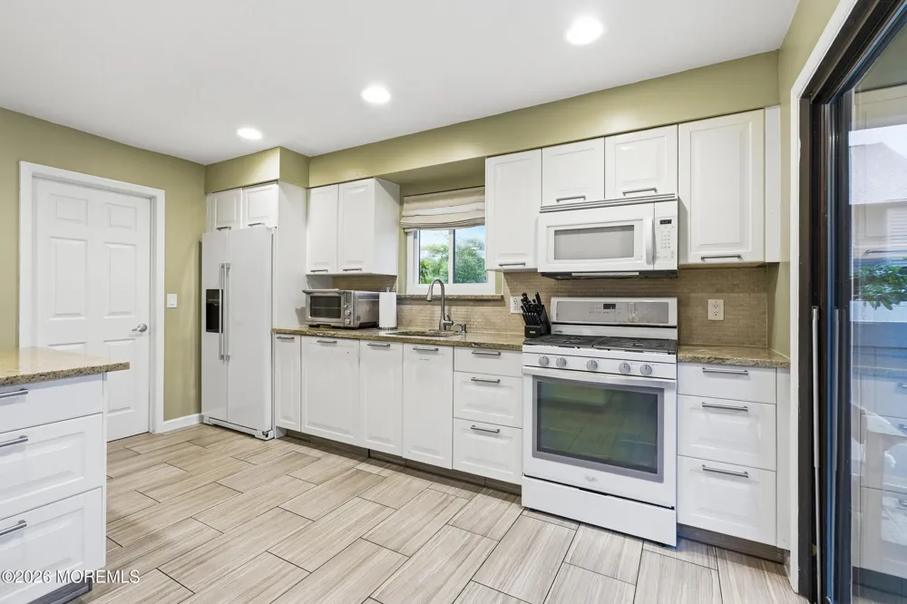 81 Cotswold Circle Ocean, NJ 07712