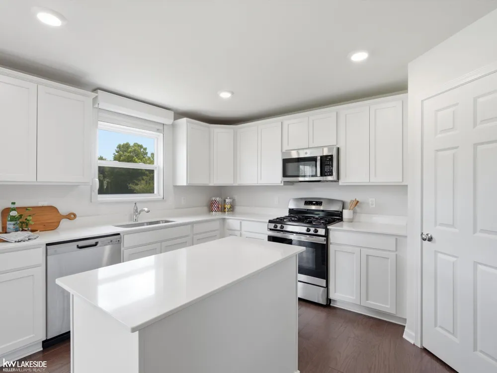 54470 Heron Circle Chesterfield Township, MI 48047