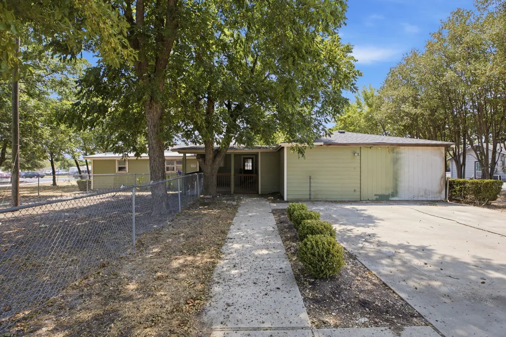 208 Highway 79 Hutto, TX 78634