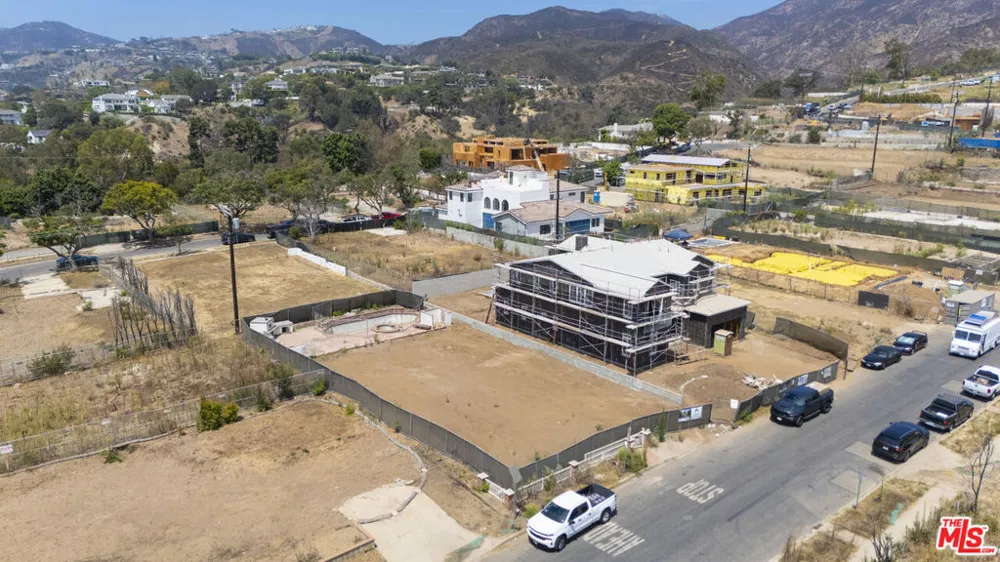 1115 Via De La Paz Los Angeles, CA 90272