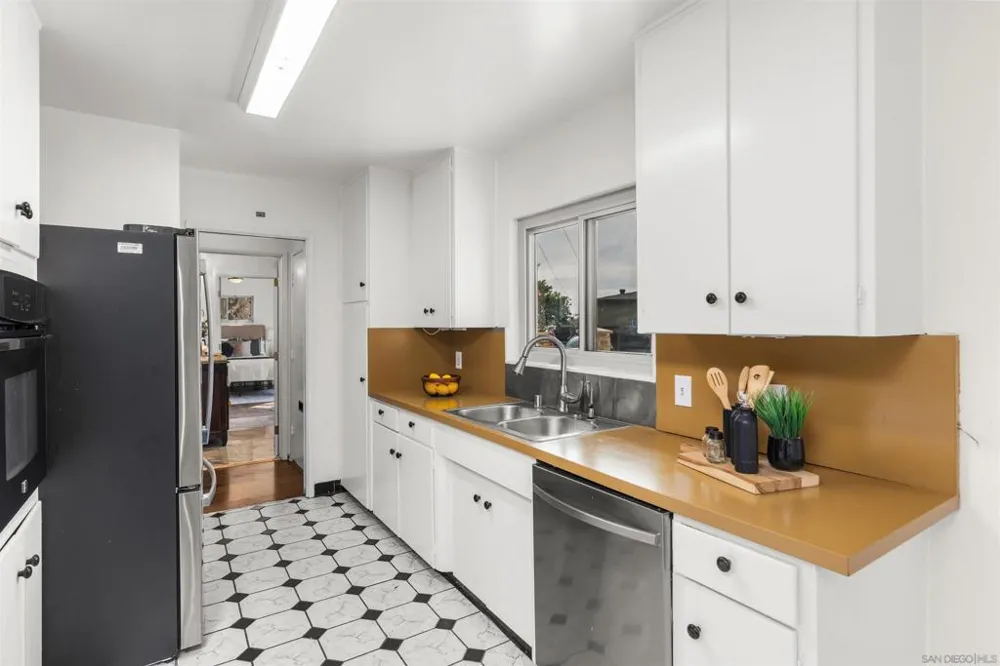 1711 Ridge View Dr. San Diego, CA 92105