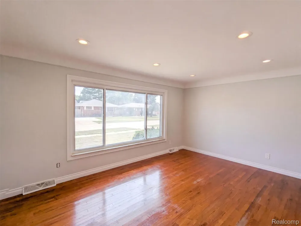 8507 Darlene Street Warren City, MI 48093