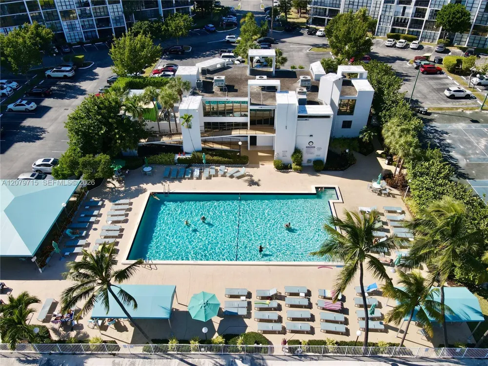 1000 Parkview Dr #925 Hallandale Beach, FL 33009