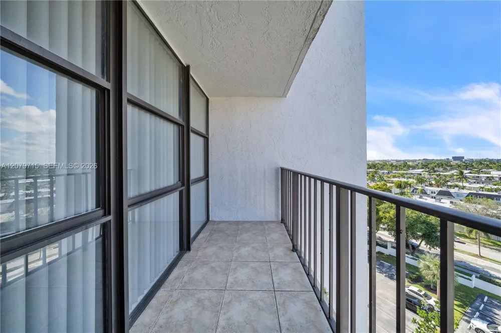 1000 Parkview Dr #925 Hallandale Beach, FL 33009