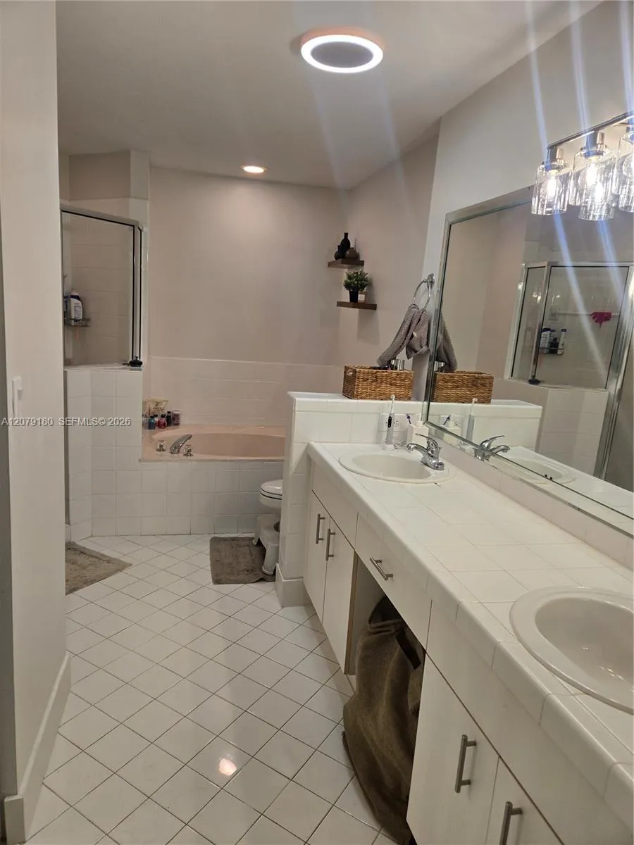 11464 NW 50th Ter Doral, FL 33178