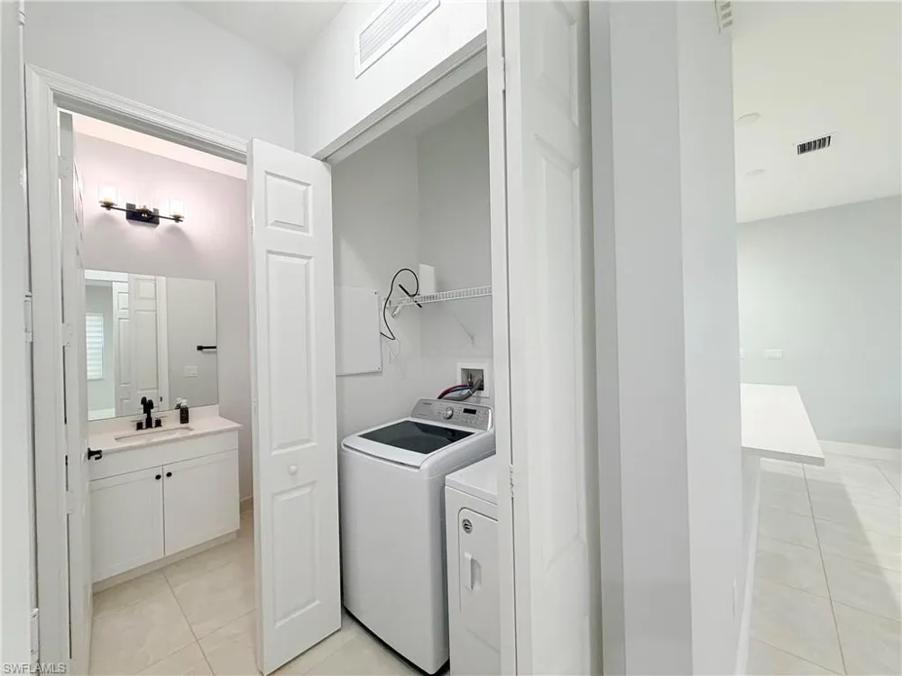9045 Madrid Circle Naples, FL 34104