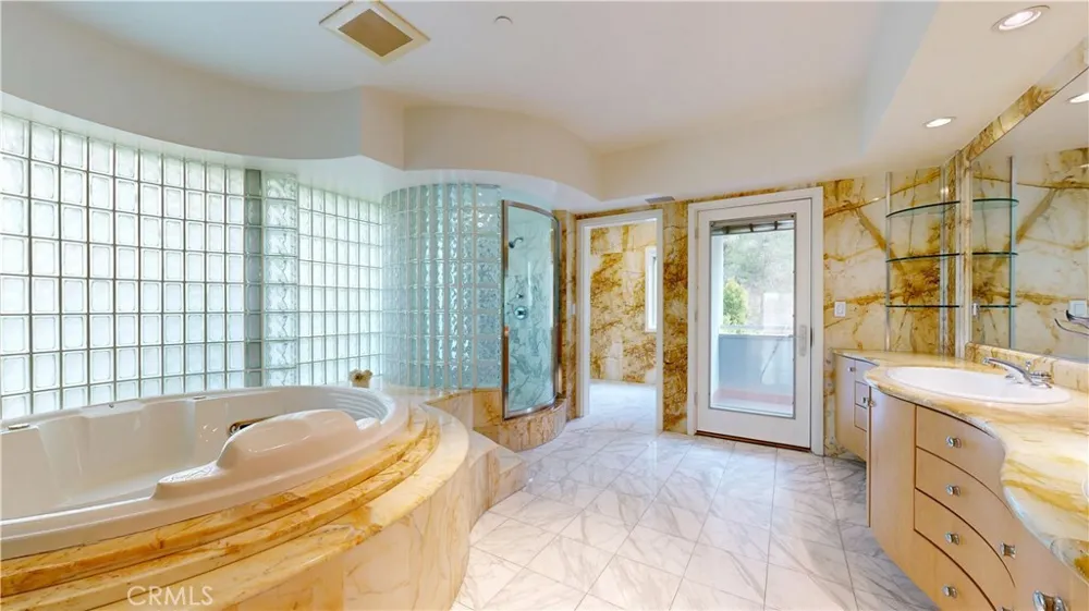 742 Greenridge Drive La Canada Flintridge, CA 91011