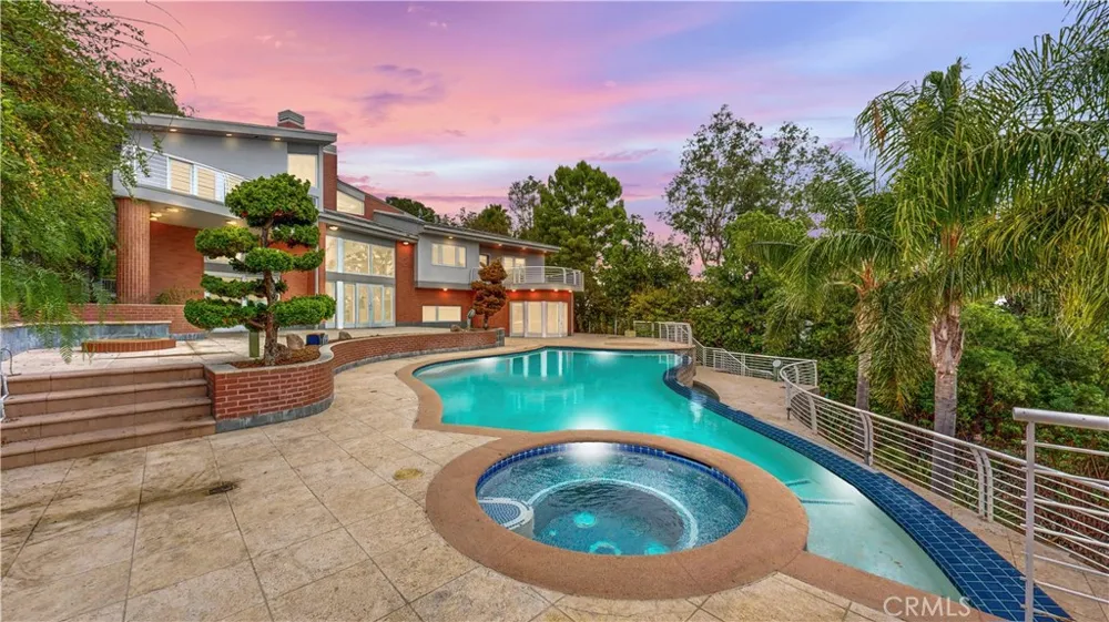 742 Greenridge Drive La Canada Flintridge, CA 91011