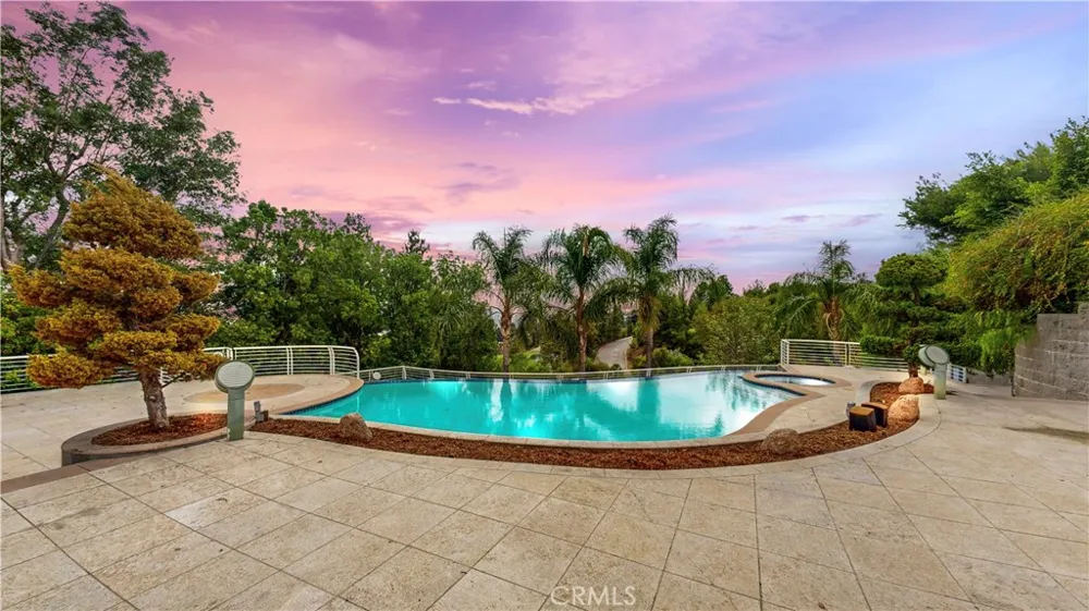 742 Greenridge Drive La Canada Flintridge, CA 91011
