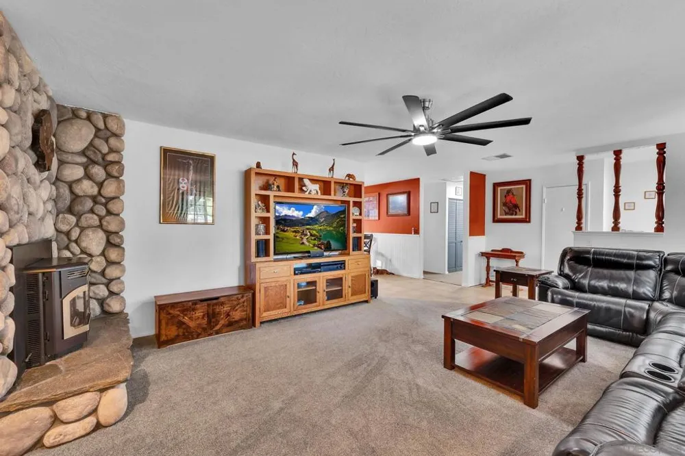 2147 Raymond Ave Ramona, CA 92065