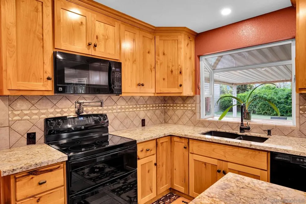 2147 Raymond Ave Ramona, CA 92065