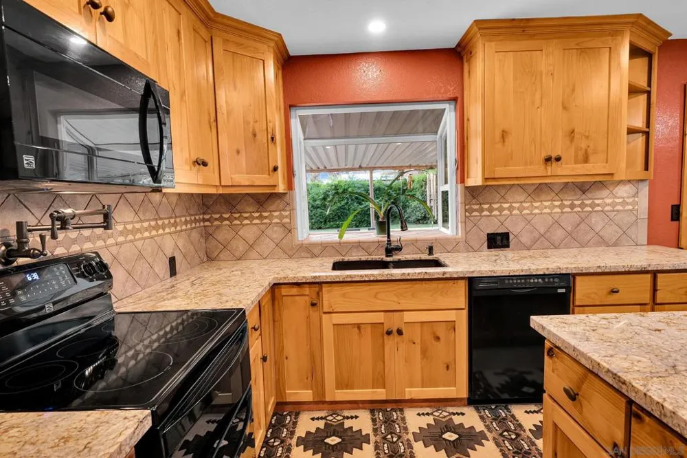 2147 Raymond Ave Ramona, CA 92065