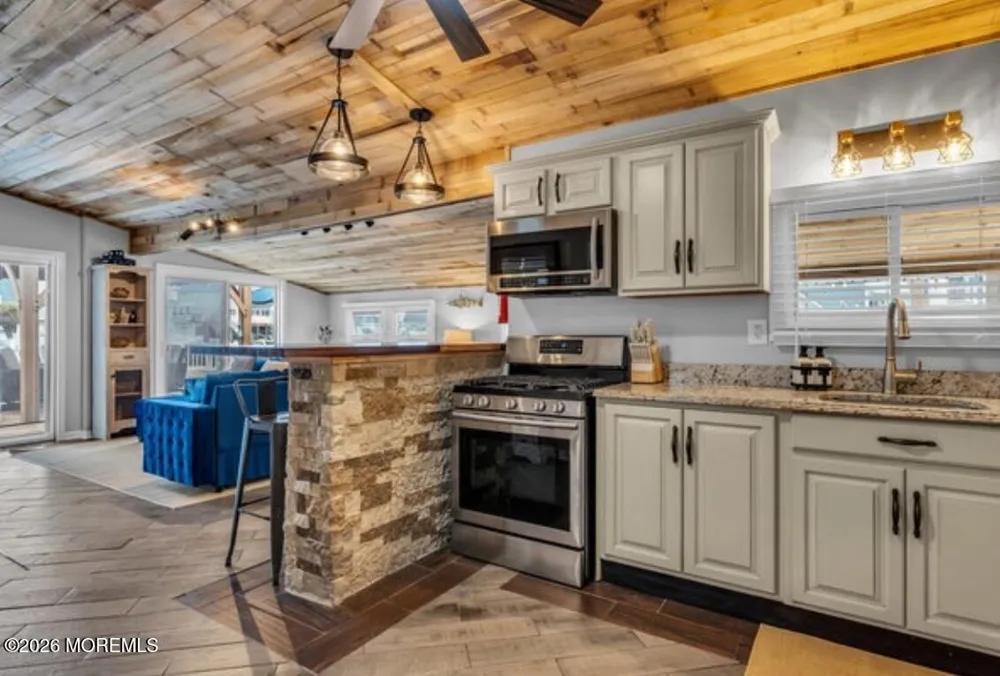 129 Jeteemale Drive Manahawkin, NJ 08050