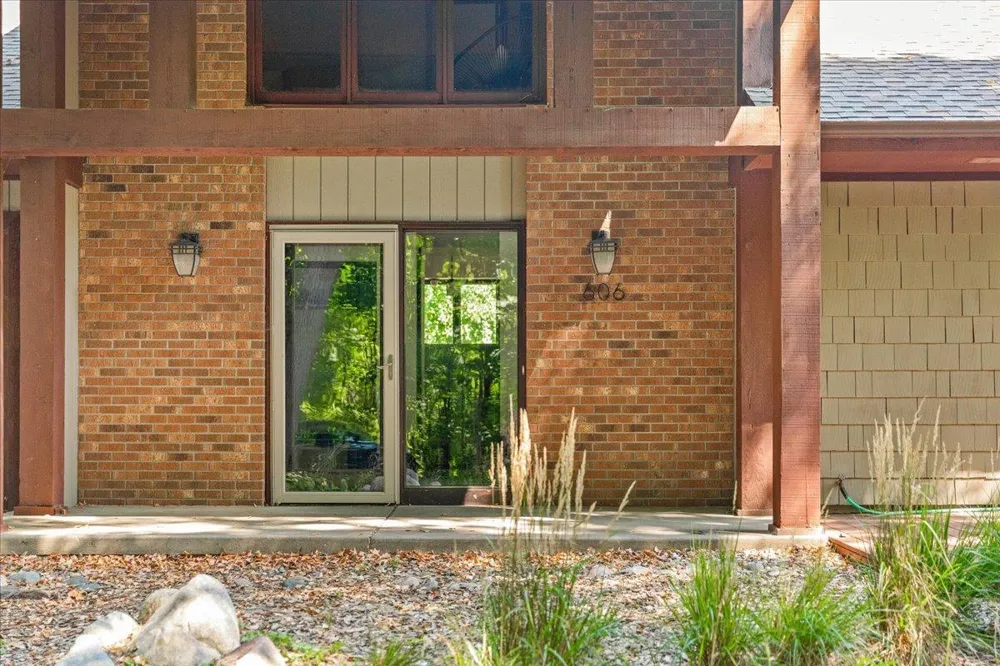 606 Carver Beach Road Chanhassen, MN 55317