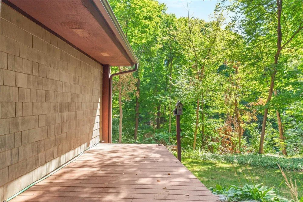 606 Carver Beach Road Chanhassen, MN 55317