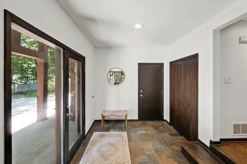 606 Carver Beach Road Chanhassen, MN 55317
