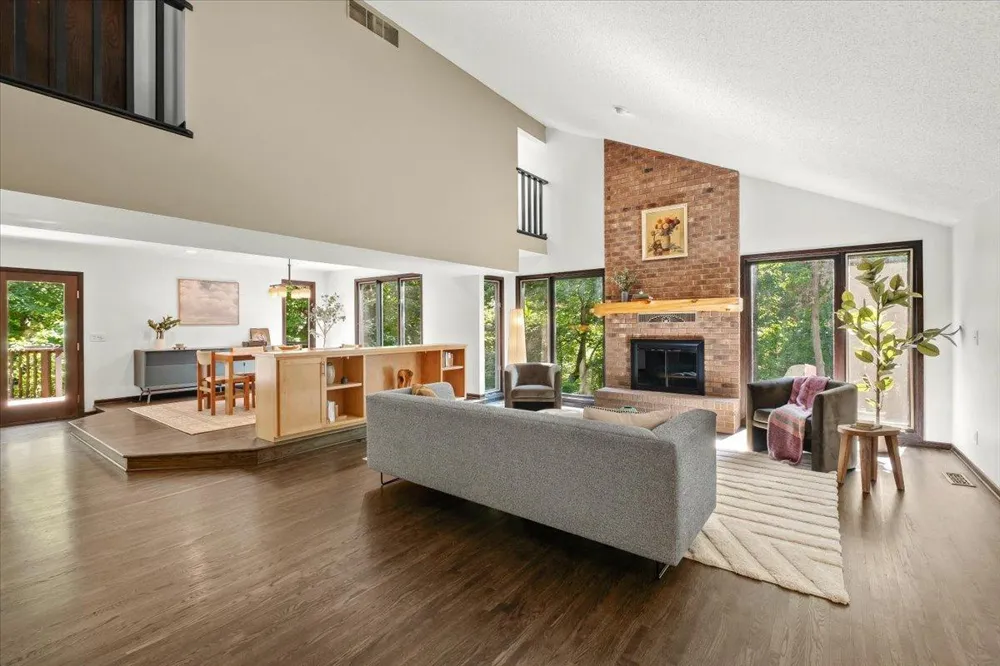 606 Carver Beach Road Chanhassen, MN 55317