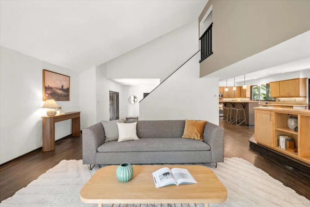 606 Carver Beach Road Chanhassen, MN 55317
