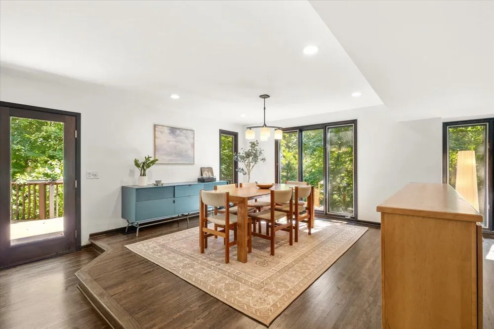 606 Carver Beach Road Chanhassen, MN 55317