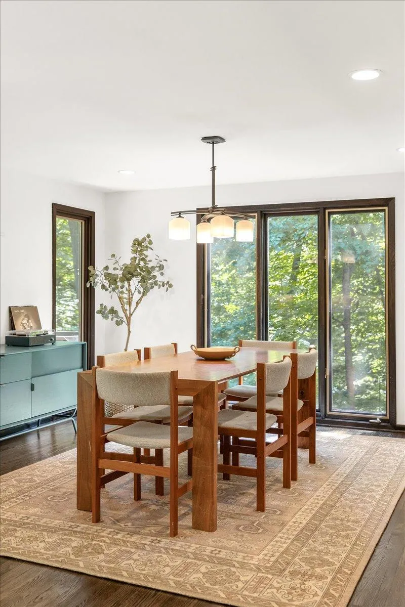 606 Carver Beach Road Chanhassen, MN 55317