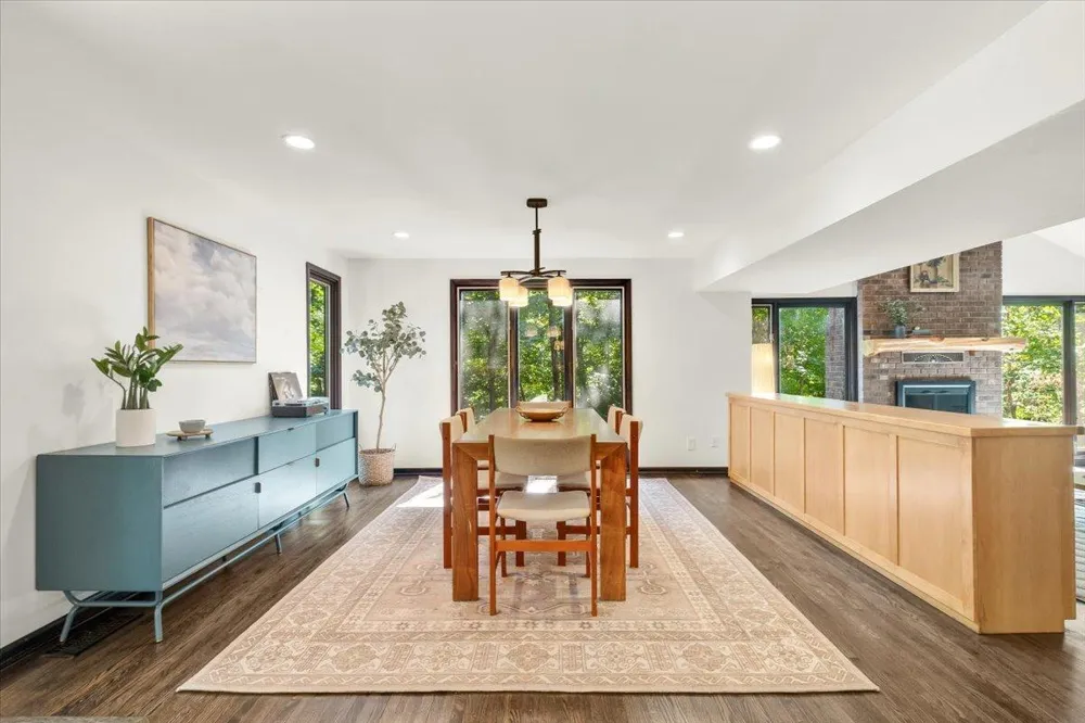 606 Carver Beach Road Chanhassen, MN 55317