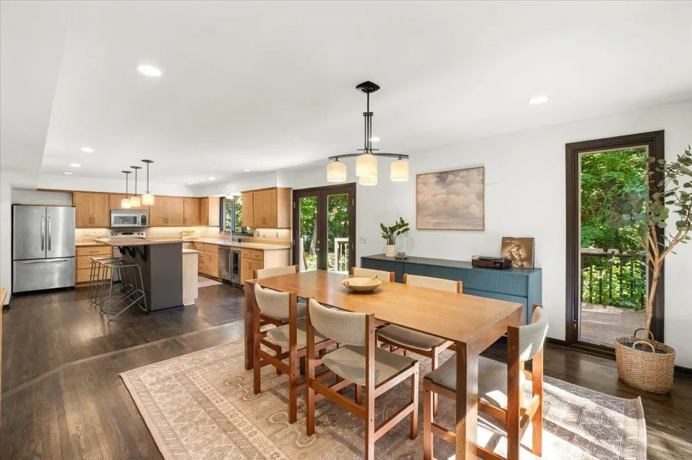 606 Carver Beach Road Chanhassen, MN 55317