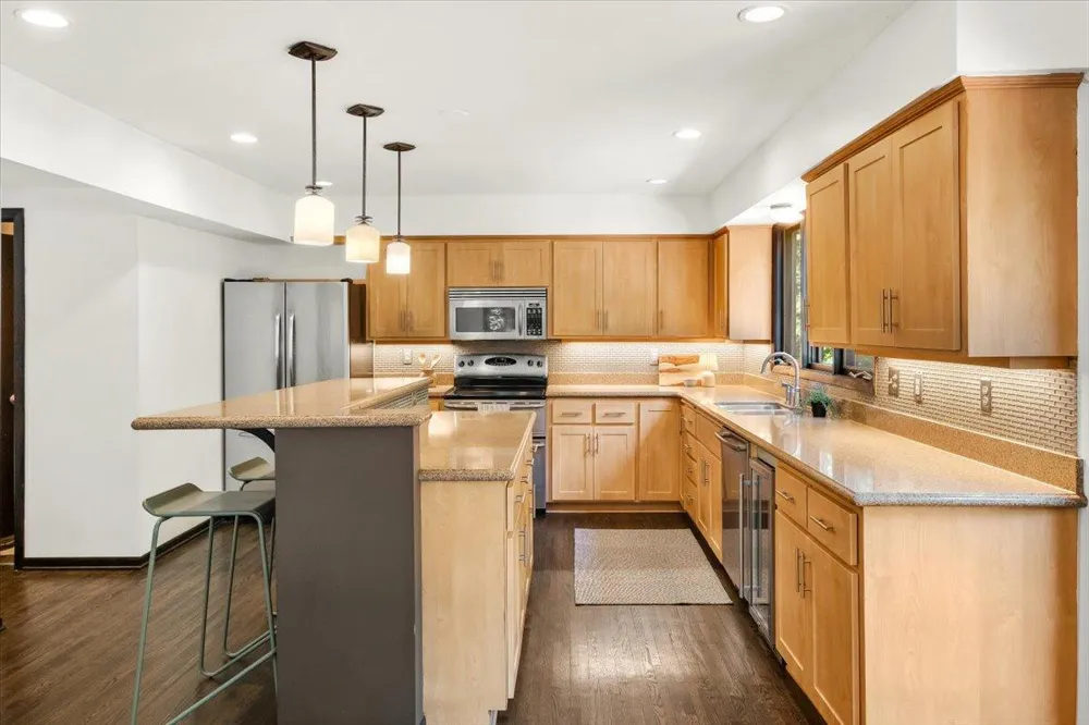 606 Carver Beach Road Chanhassen, MN 55317