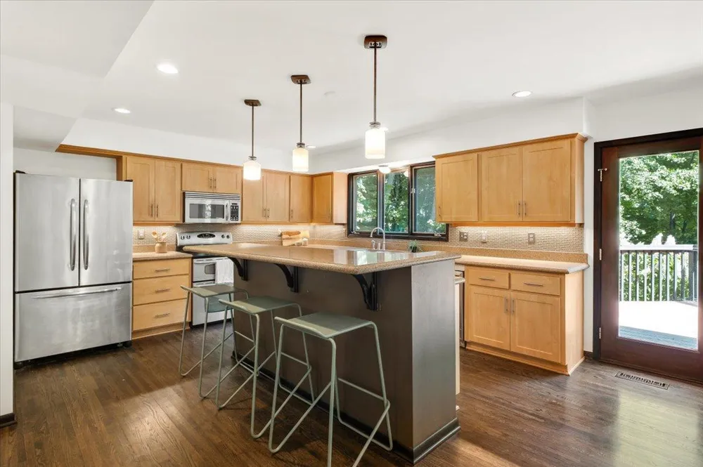 606 Carver Beach Road Chanhassen, MN 55317