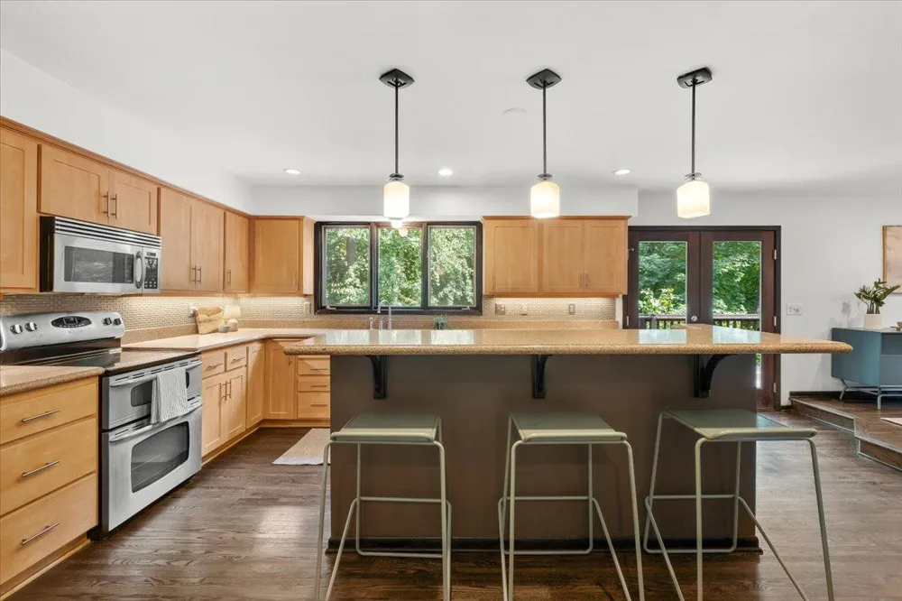 606 Carver Beach Road Chanhassen, MN 55317