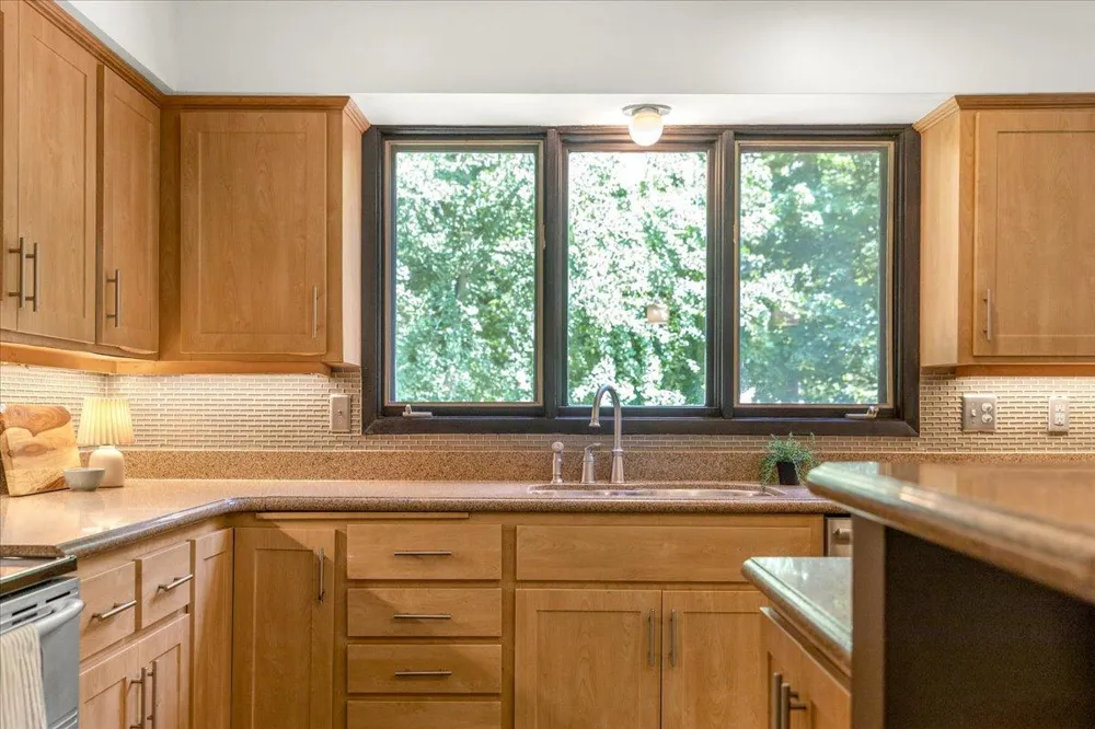 606 Carver Beach Road Chanhassen, MN 55317