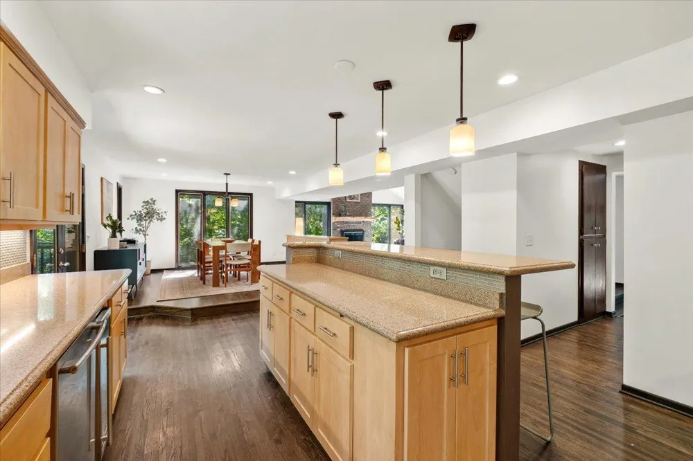 606 Carver Beach Road Chanhassen, MN 55317