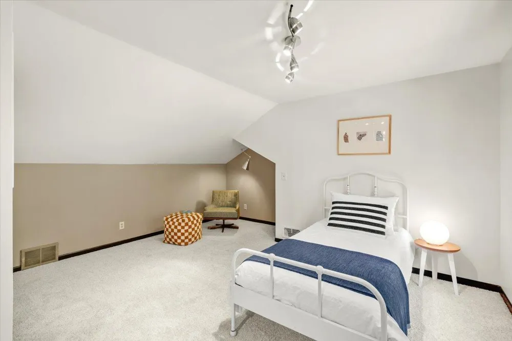 606 Carver Beach Road Chanhassen, MN 55317
