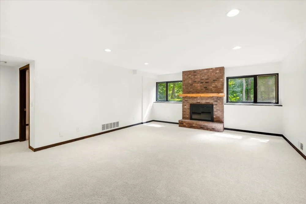 606 Carver Beach Road Chanhassen, MN 55317