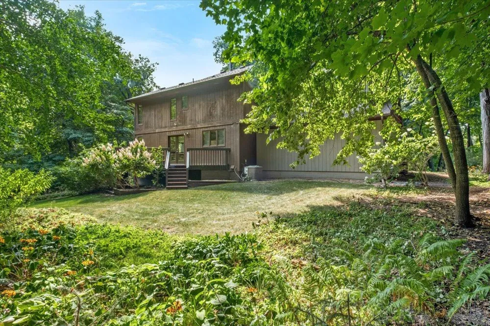 606 Carver Beach Road Chanhassen, MN 55317