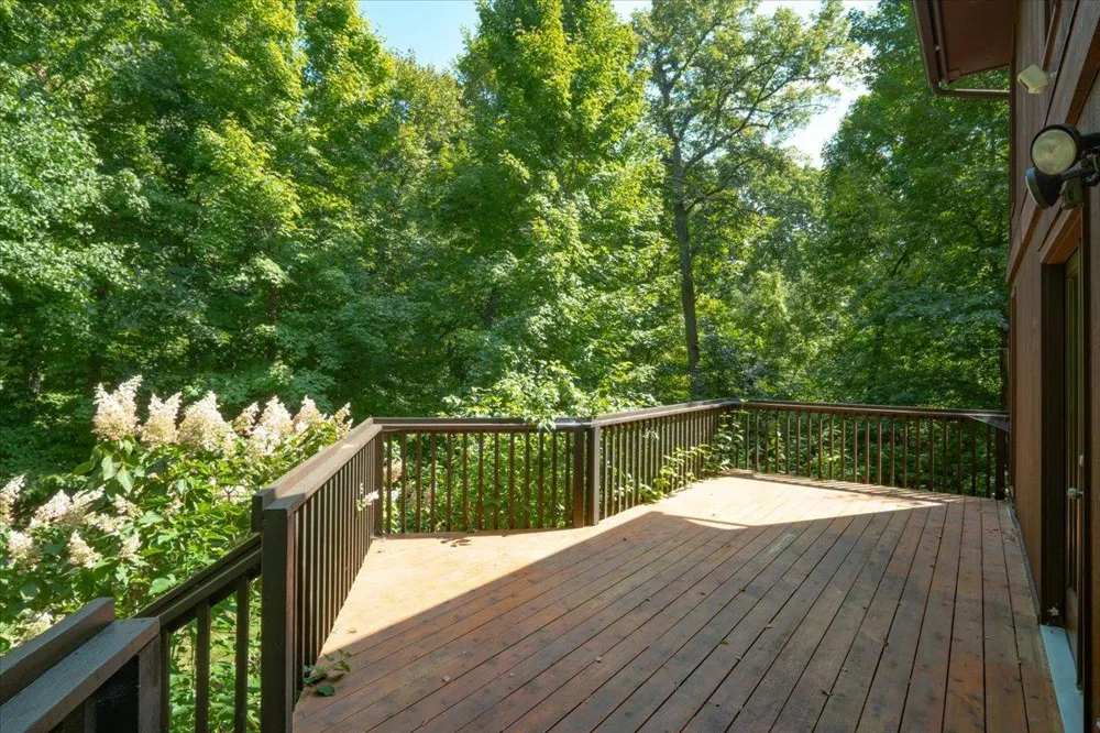 606 Carver Beach Road Chanhassen, MN 55317