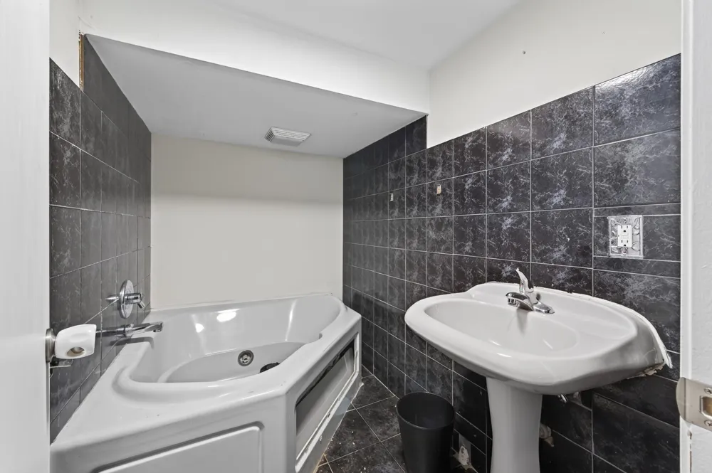 995 Rose Avenue E Saint Paul, MN 55106