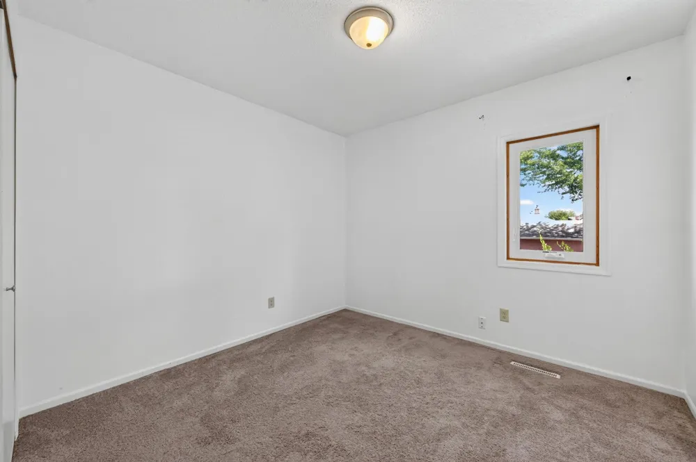 995 Rose Avenue E Saint Paul, MN 55106