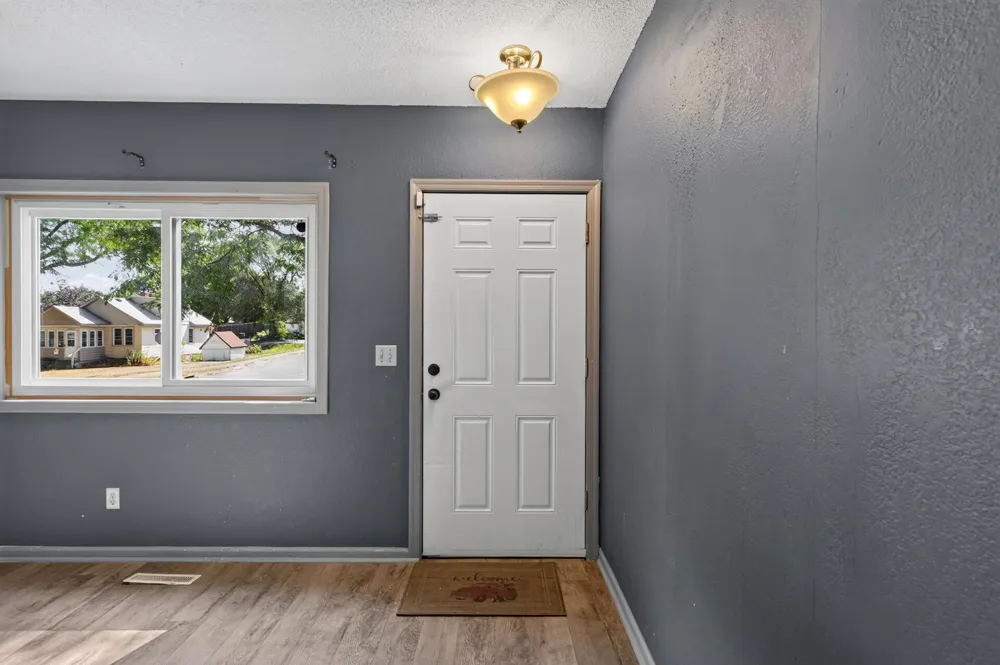 995 Rose Avenue E Saint Paul, MN 55106