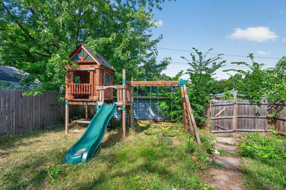 995 Rose Avenue E Saint Paul, MN 55106